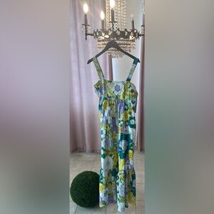 Floral strapless dress with elastic at the back.